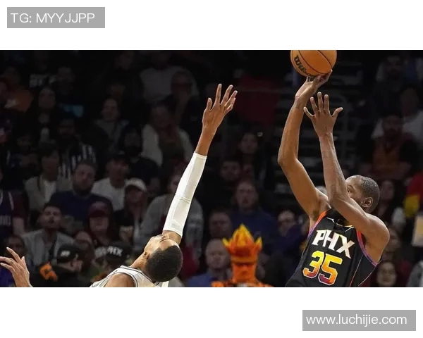 快船与马刺季后赛第三场激战回顾与精彩瞬间分析