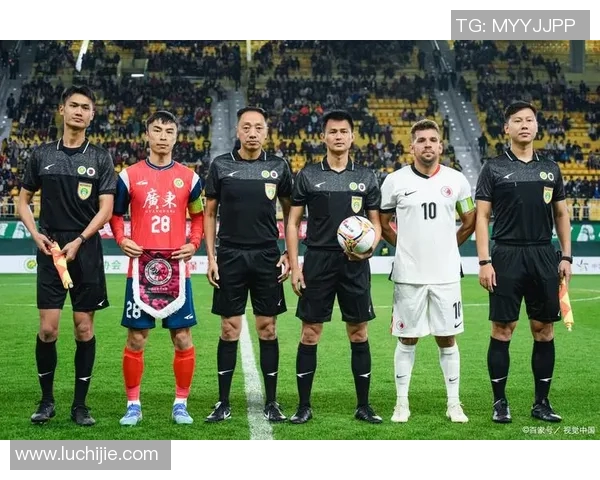 中国足球的璀璨星辰：盘点十大优秀足球明星的辉煌成就与影响力